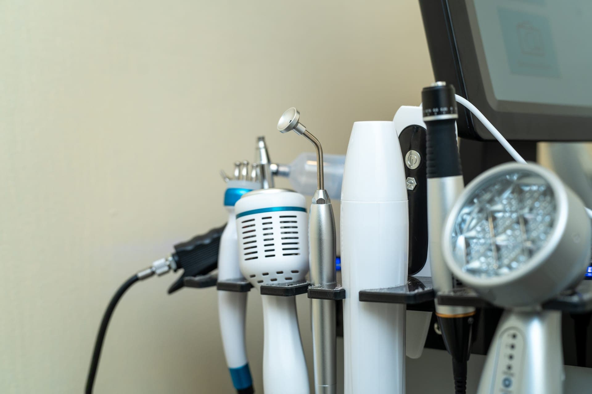 Clinic textures and lighting at Arziki Aesthetics